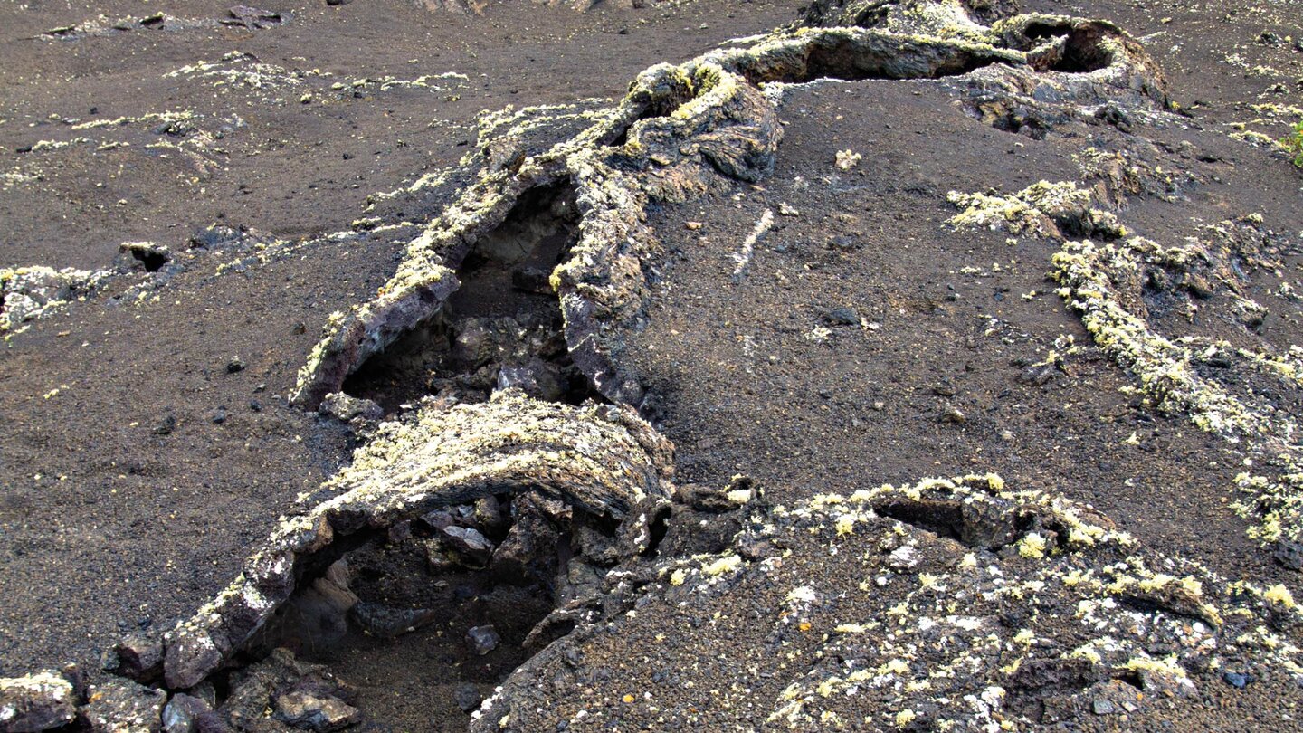 ein eingestürzter Lavafluss am Wanderwe