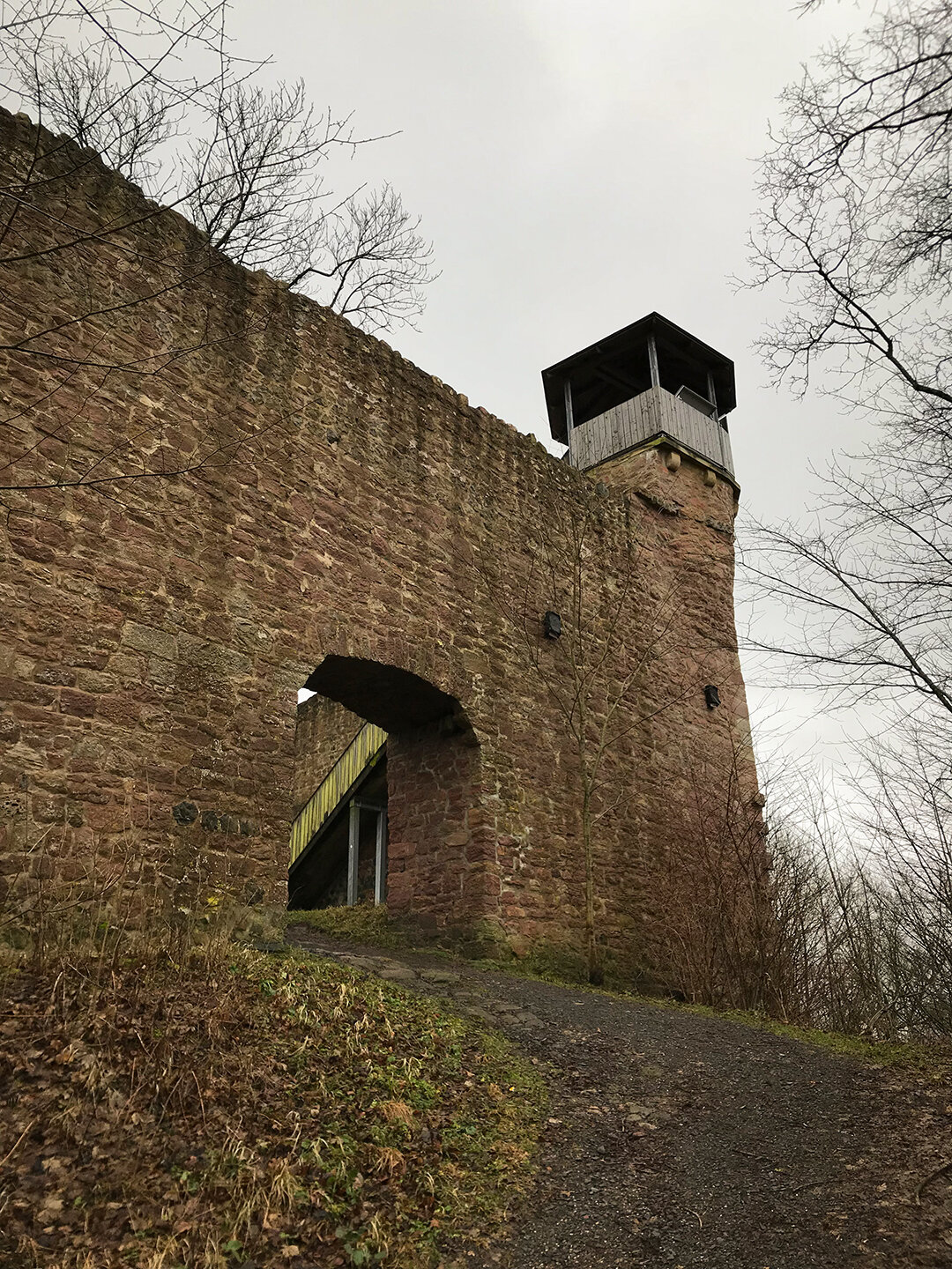 Tor der Ruine Auersburg Tor der Ruine Auersburg
