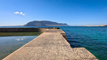 Blick vom Hafen von Pedro Barba auf das Famara-Gebirge