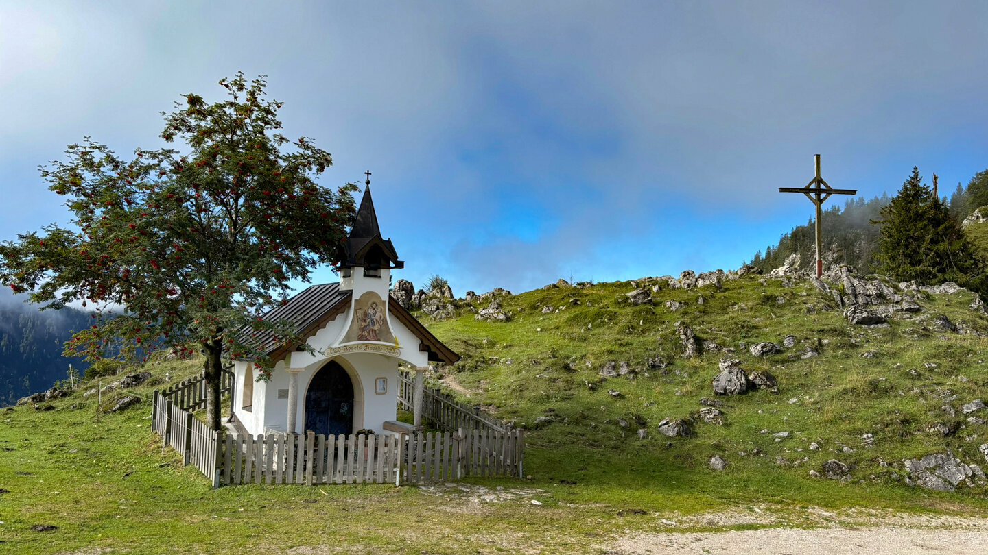 Josefskapelle mit Bergkreuz bei der Ritzaualm im Kaisergebirge