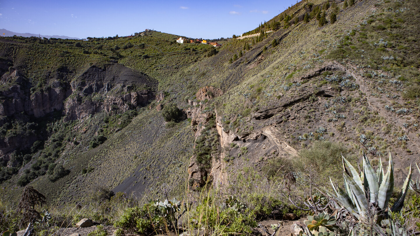 Schichtungen entlang der Kraterwände der Caldera de Bandama