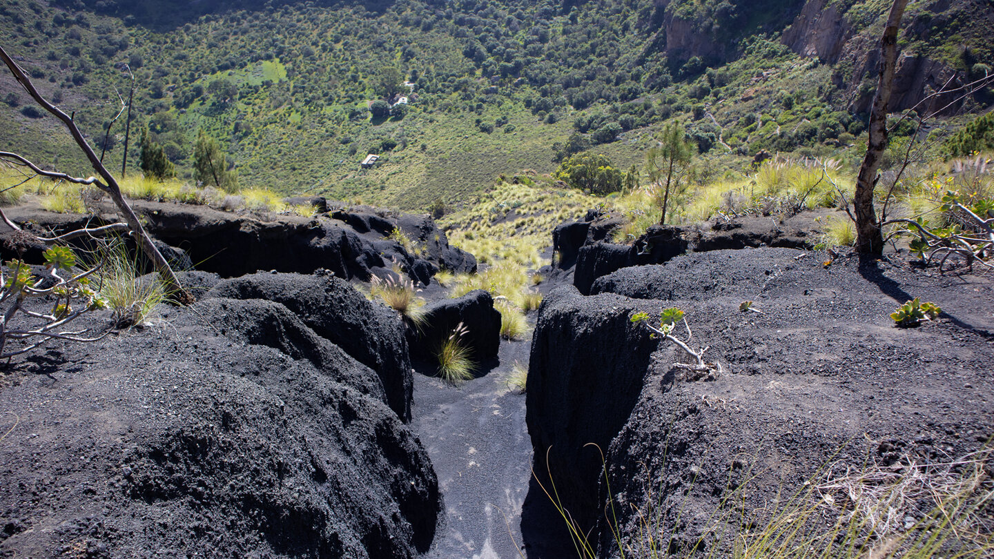 dunkle Pyroklasten am Kraterkessel der Caldera de Bandama
