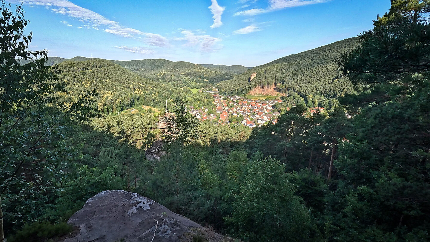 Ausblick vom Hornstein bei Lug zum Friedrichsfels Blick vom Hornstein bei Lug zum Friedrichsfels