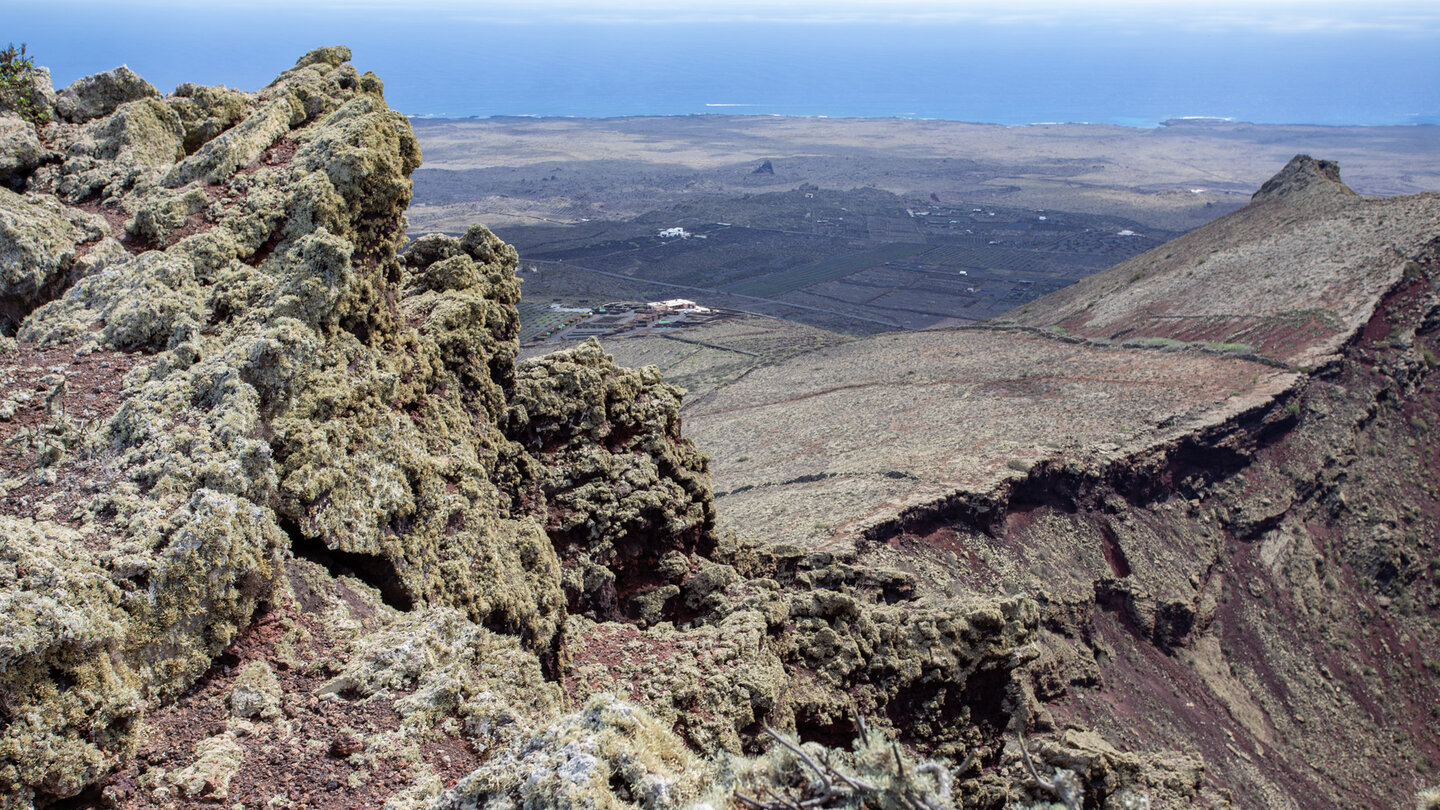 Ausblick vom Krater des Monte Corona mit dem Malpais de Corona im Hintergrund