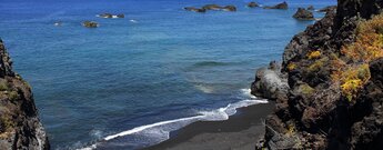 die Playa de la Zamora auf La Palma mit vorgelagerten Felsengruppen