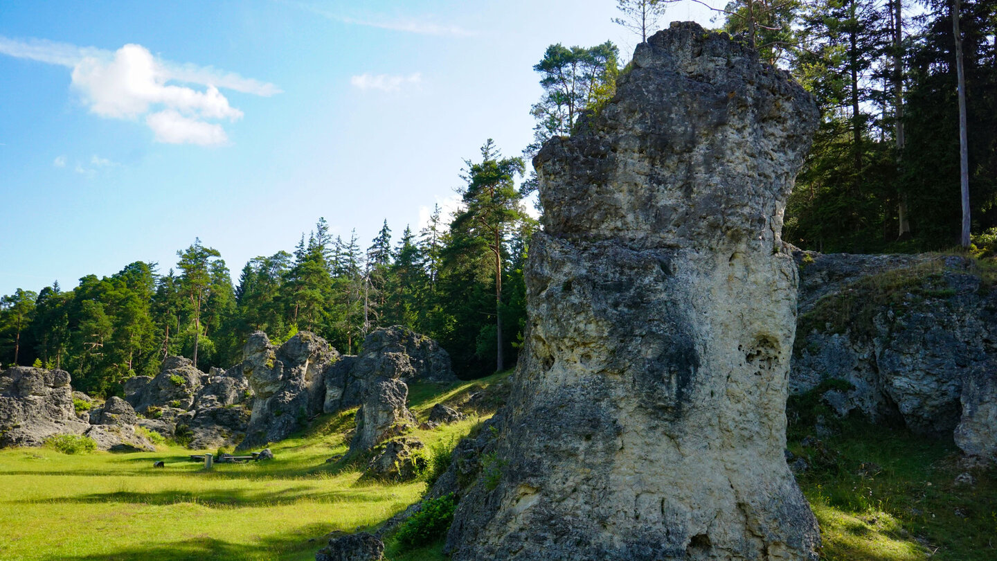 Blick entlang der Felsformationen des Felsenmeers im Wental in der Schwäbischen Alb Blick entlang der Felsformationen des Felsenmeers im Wental