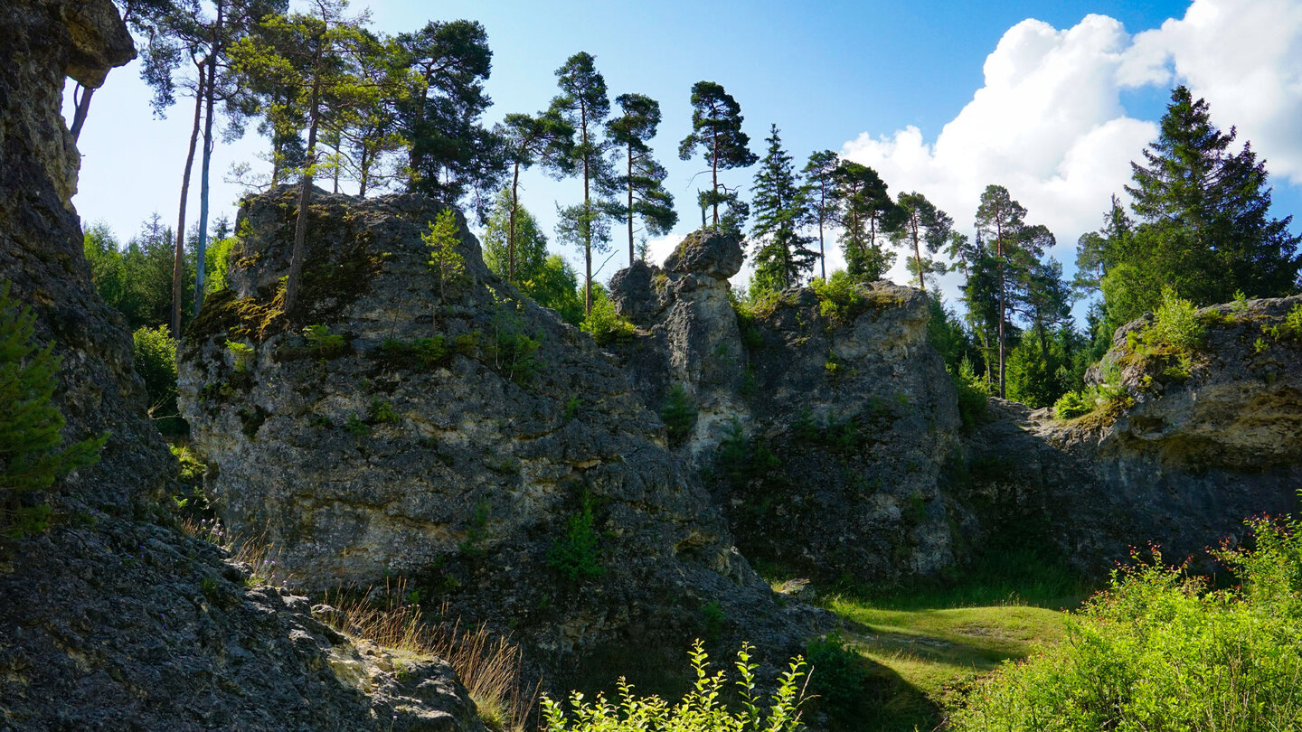 faszinierende Formationen der Felsen im Felsenmeer des Wentals in der Schwäbischen Alb Formationen der Felsen im Felsenmeer des Wentals in der Schwäbischen Alb