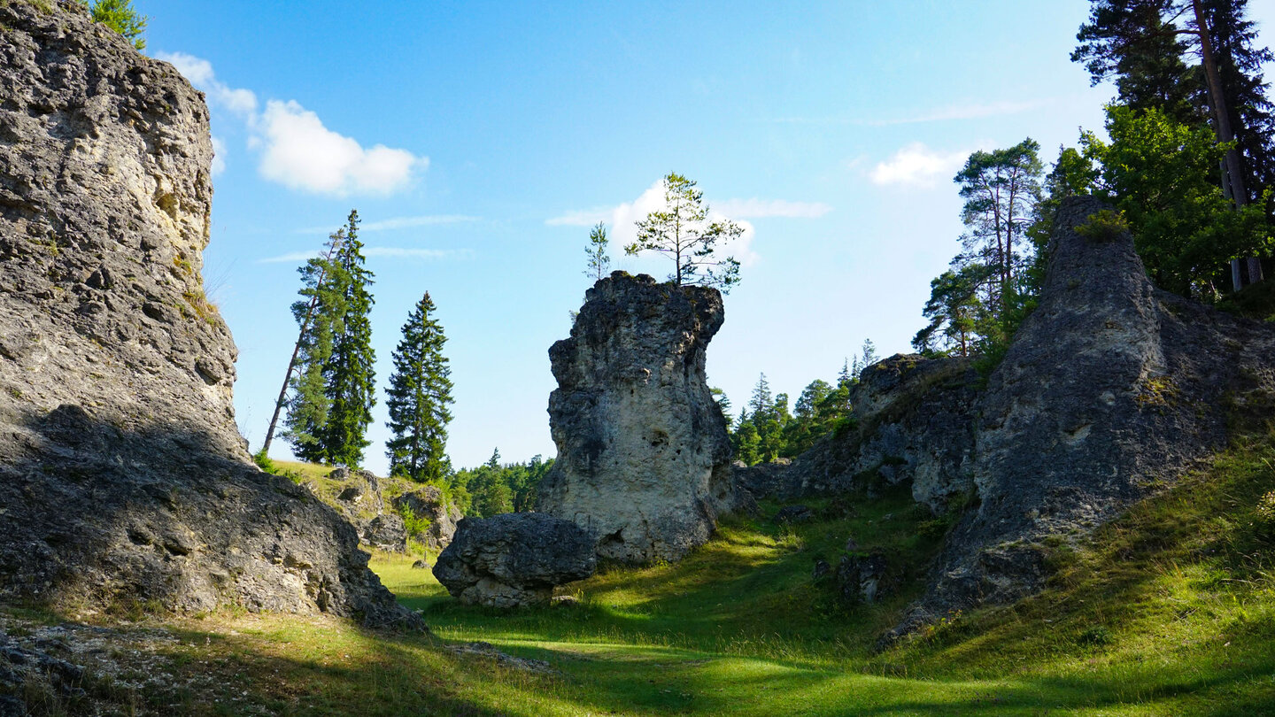wunderschöne natürliche Formgebungen in den Steinformationen des Felsenmeers Wental wunderschöne natürliche Formgebungen in den Steinformationen des Felsenmeers