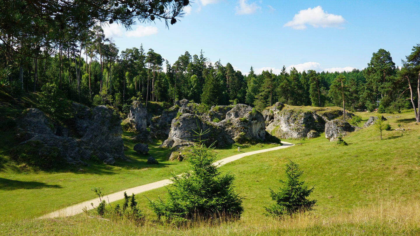 der Weg durch das Felsenmeer im Wental auf der Schwäbischen Alb Weg durch das Felsenmeer im Wental auf der Schwäbischen Alb