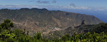 Ausblick auf Vallehermoso und den Roque Cano vom Aussichtspunkt Mirador de Vallehermoso auf La Gomera