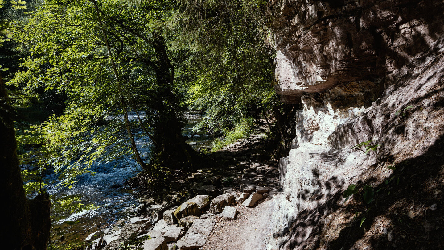 rötliche Felsformationen am Ufer der Wutach rötliche Felsformationen am Ufer der Wutach