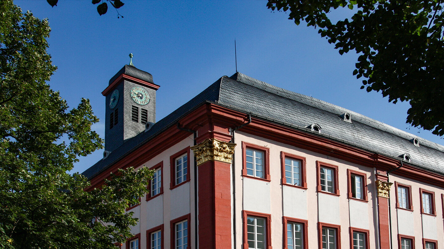 geschweiftes Schieferdach und Uhrtürmchen am Barockbau der Alten Universität in Heidelberg Uhrtürmchen an der Alten Universität in Heidelberg