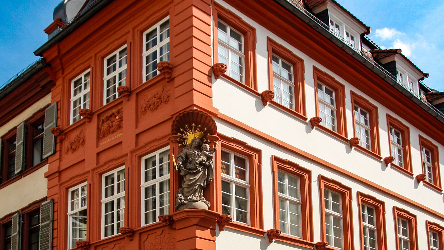Madonnenfigur am Haus Meder in der Heidelberger Altstadt Haus Meder in der Heidelberger Altstadt