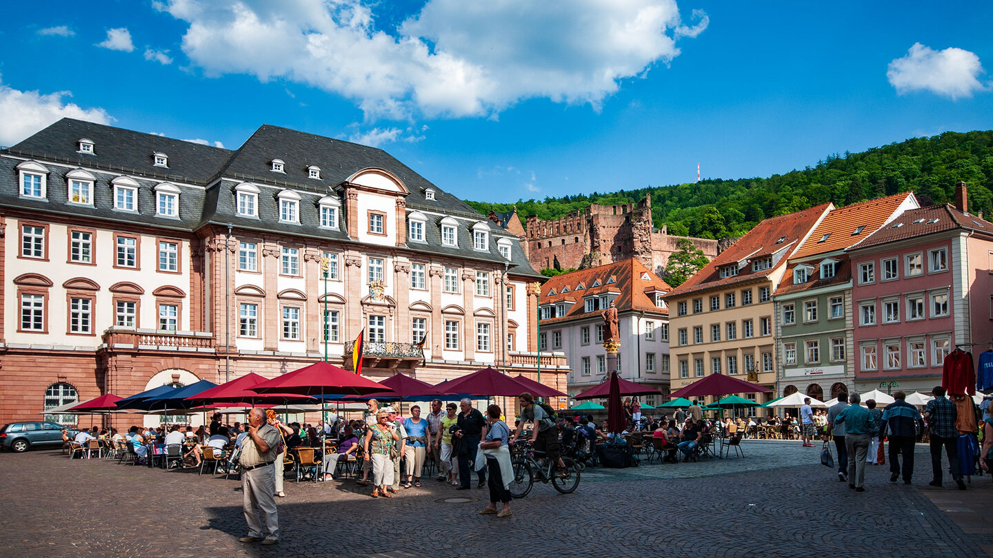 der Marktplatz in Heidelberg mit Schlossblick Marktplatz in Heidelberg mit Schlossblick