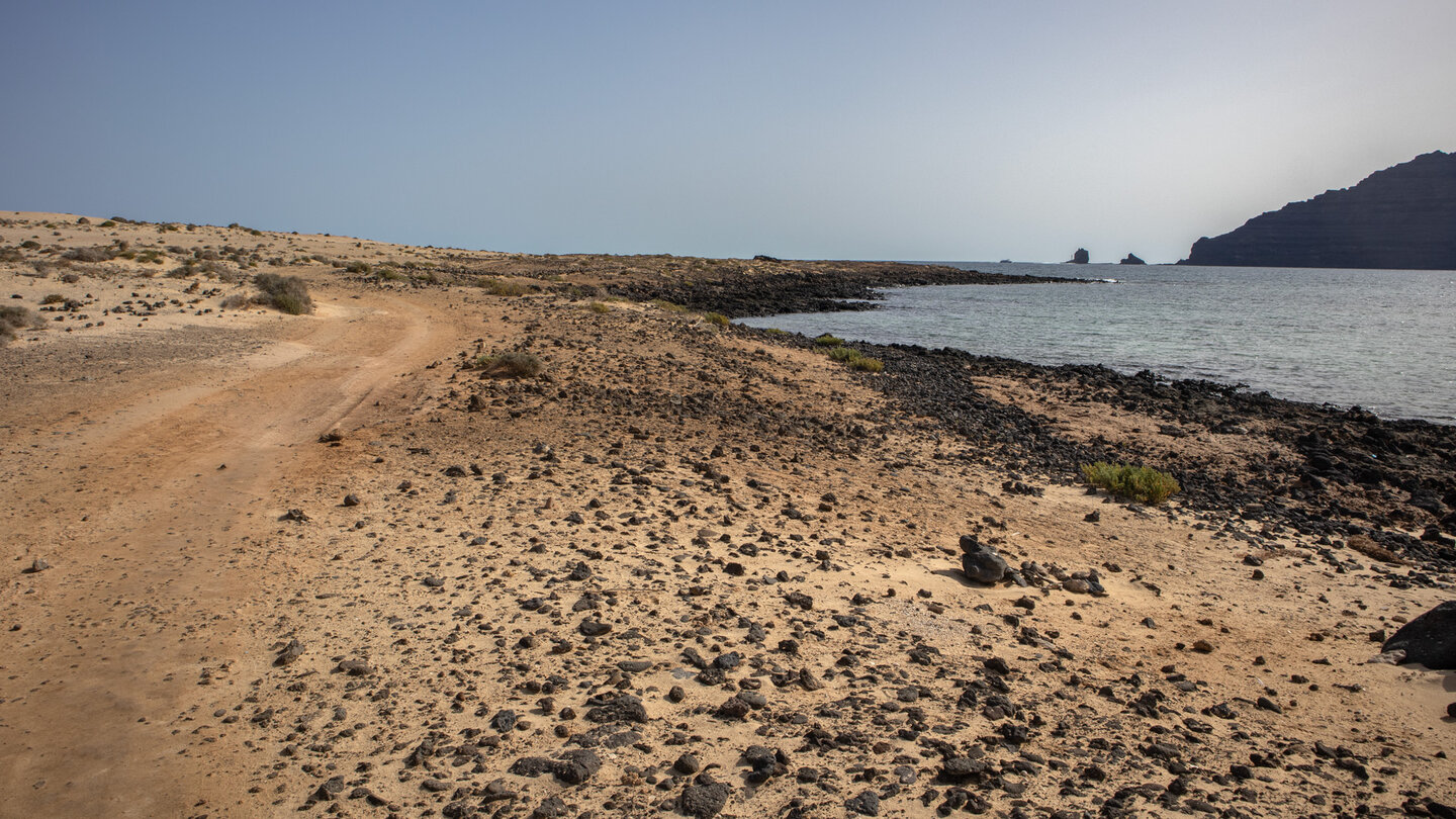 An der Küste von La Graciosa mit dem Riff von Famara