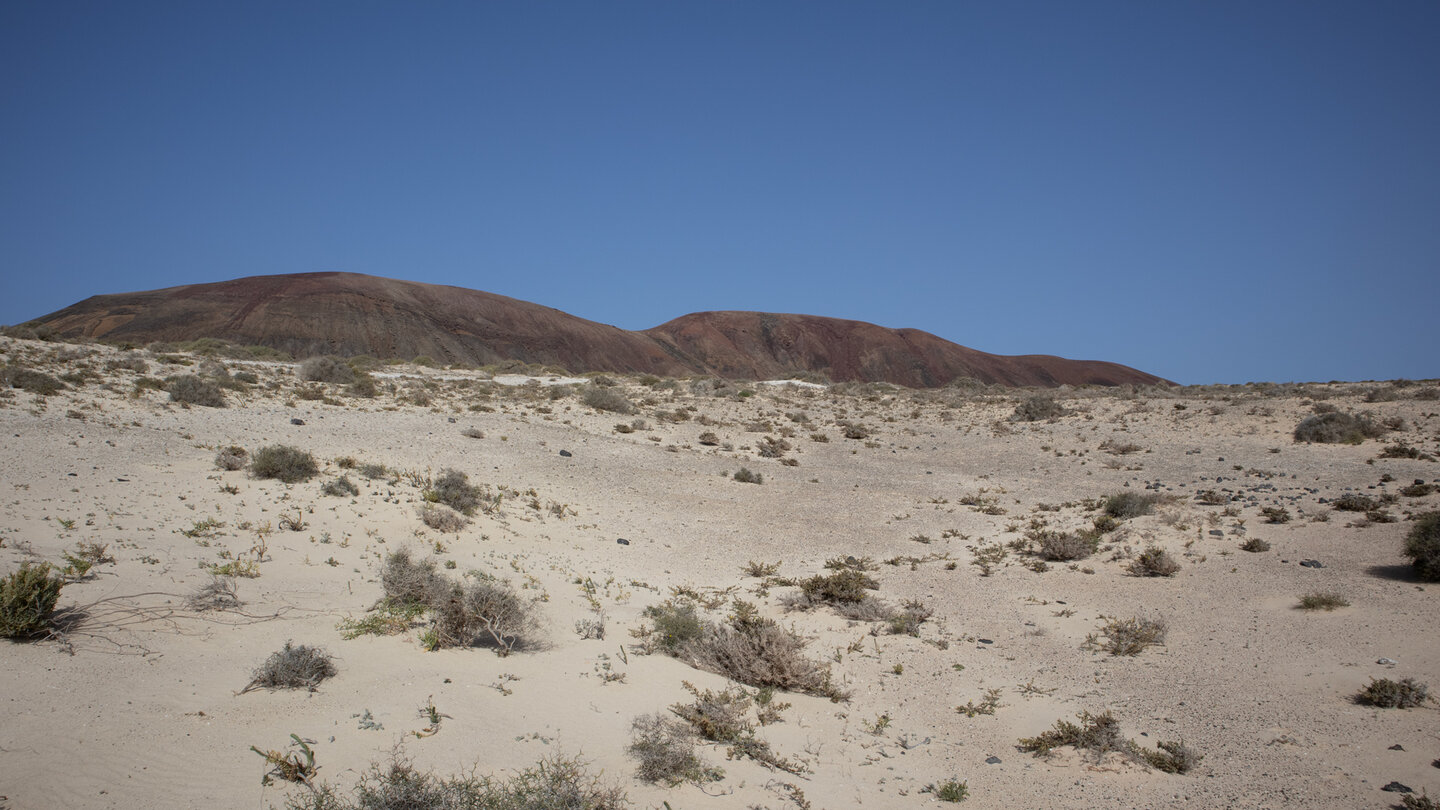 Die Vulkane im Kontrast zu weißem Sand Die Vulkane im Kontrast zu weißem Sand