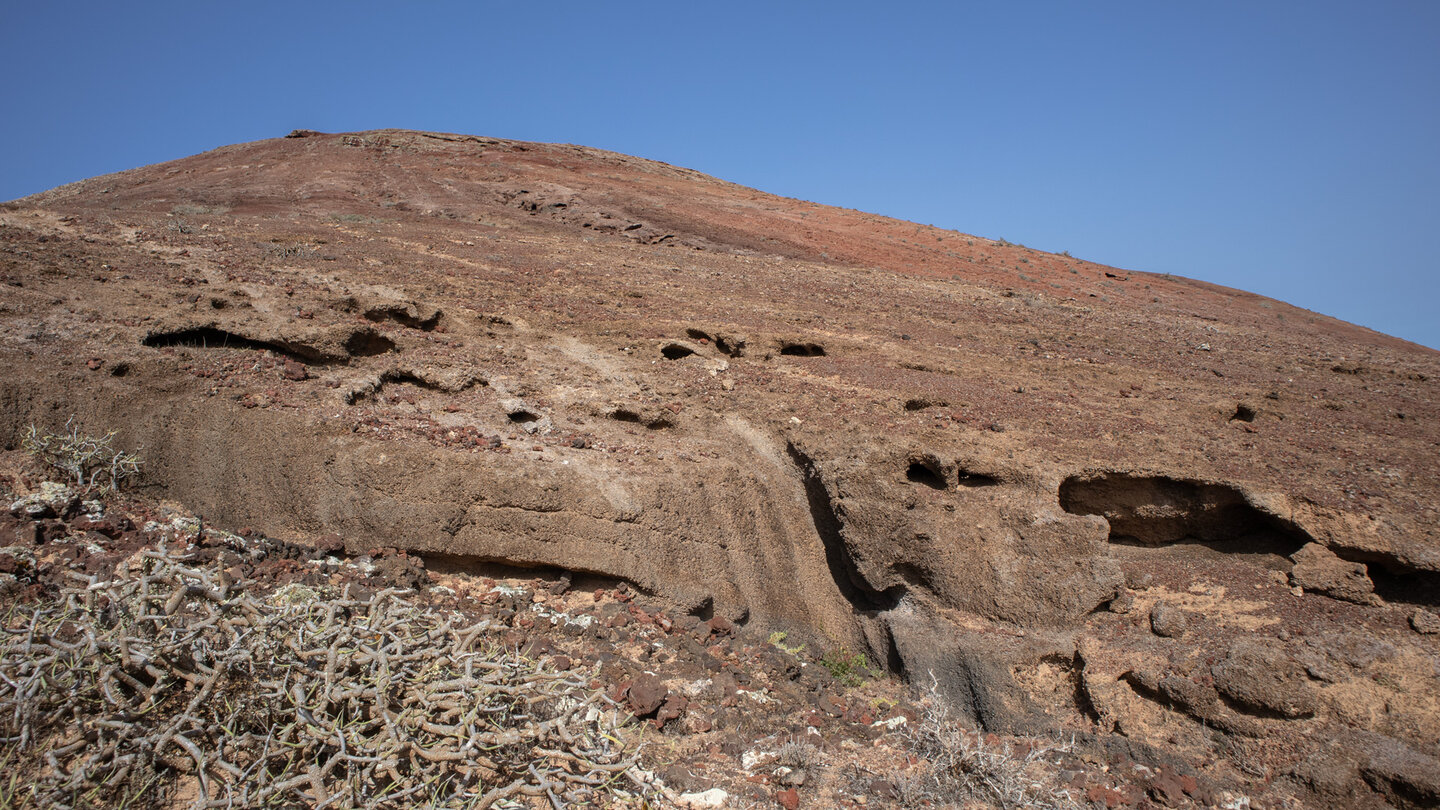 rote erodierte Gesteinsflächen der Vulkane von La Graciosa