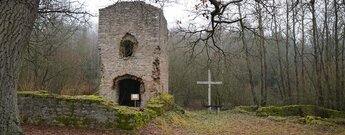 Blick auf die Ruine der einstigen Wehrkirche Mauerschädel