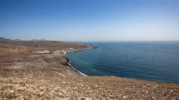 Blick auf die Playa de la Arena auf Lanzarote mit der Playa Quemada im Hintergrund