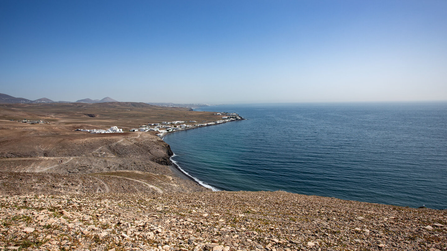 Blick auf die Playa de la Arena auf Lanzarote mit der Playa Quemada im Hintergrund