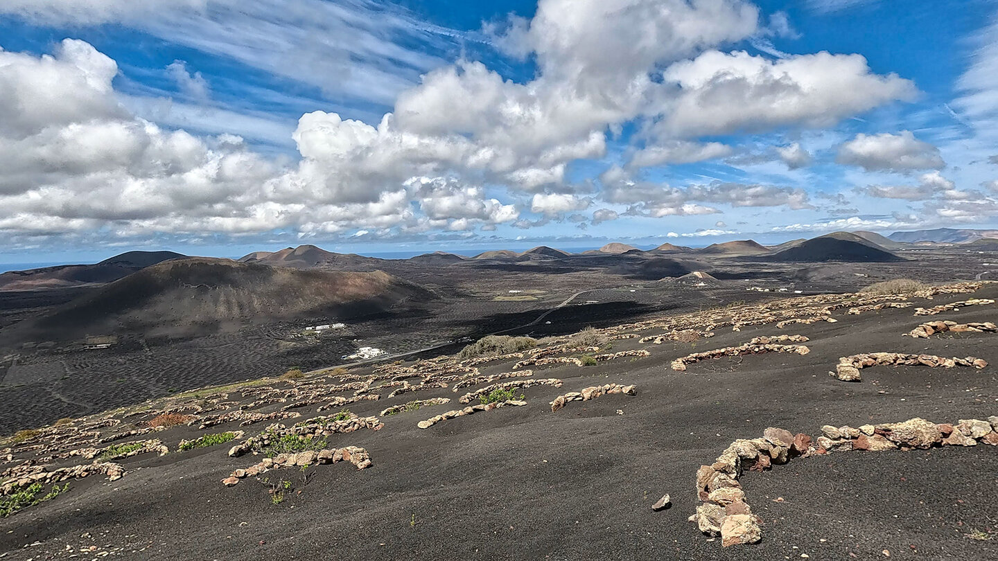 schöne Ausblicke auf den Parque Natural de los Volcanes und La Geria