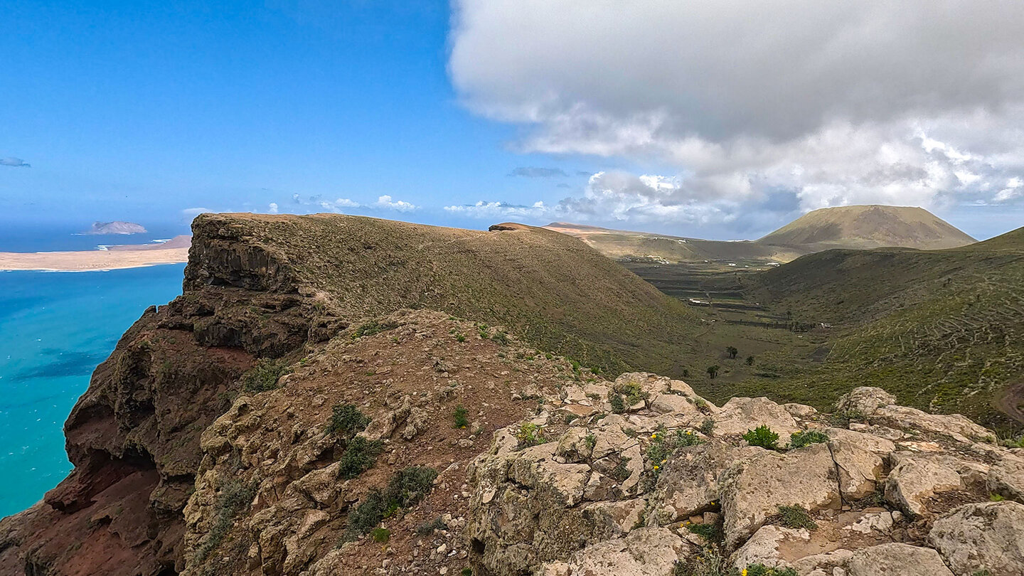 Wanderroute entlang des Risco de Famara mit dem Vulkan La Corona