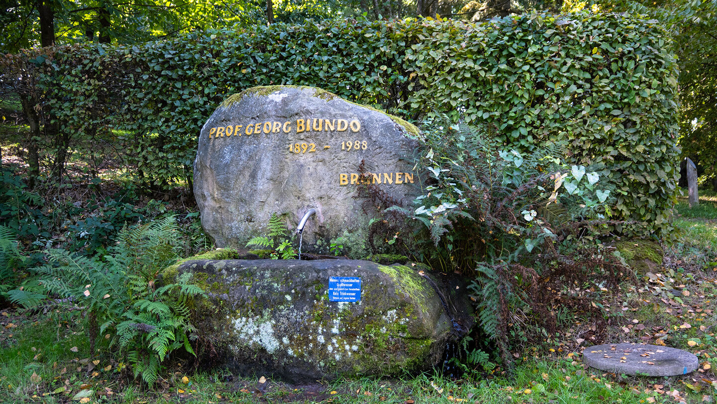 der Brunnen der Naturbegräbnisstätte Trifelsruhe bei Annweiler am Trifels Brunnen der Trifelsruhe