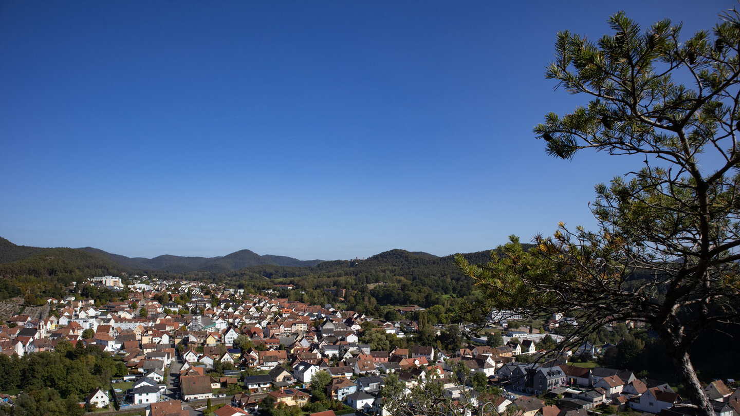 Blick vom Schalbenfelsen über Dahn bis zur Dahner Burgengruppe