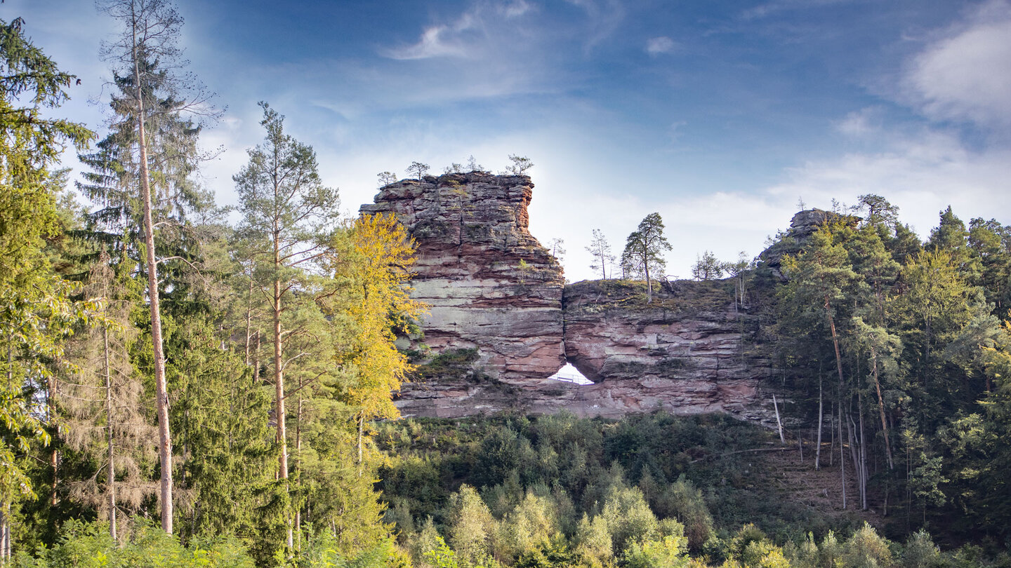 Blick zum Büttelfelsen mit dem Felsentor