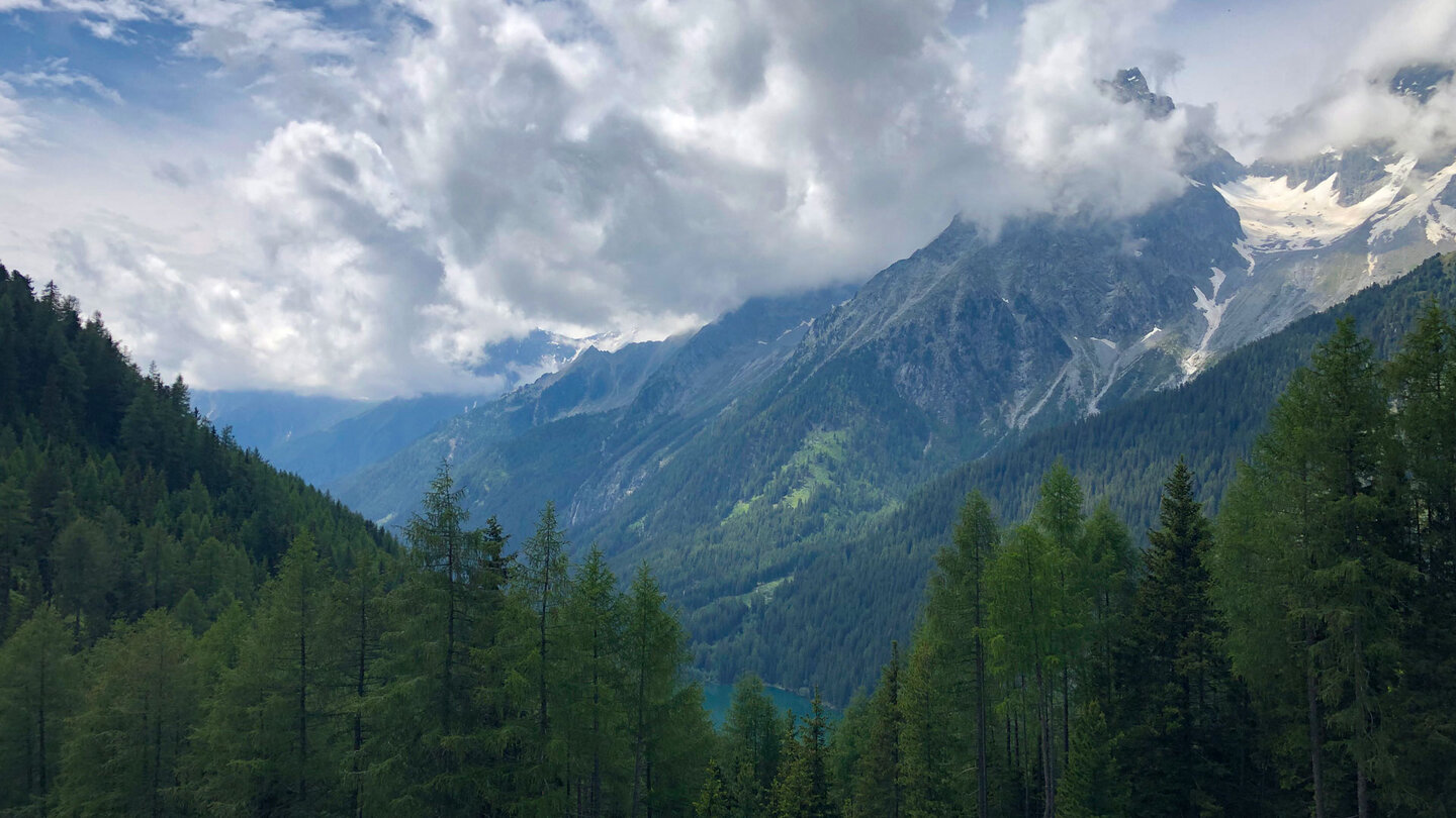 Blick übers wolkenverhangene Antholzer Tal