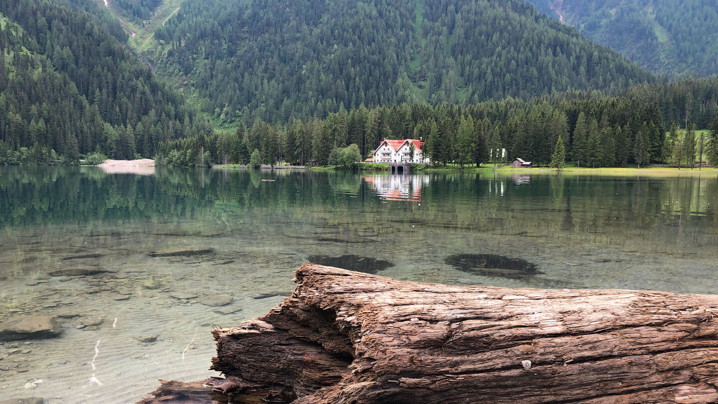 Blick über den Antholzer See zum Hotel Seehaus