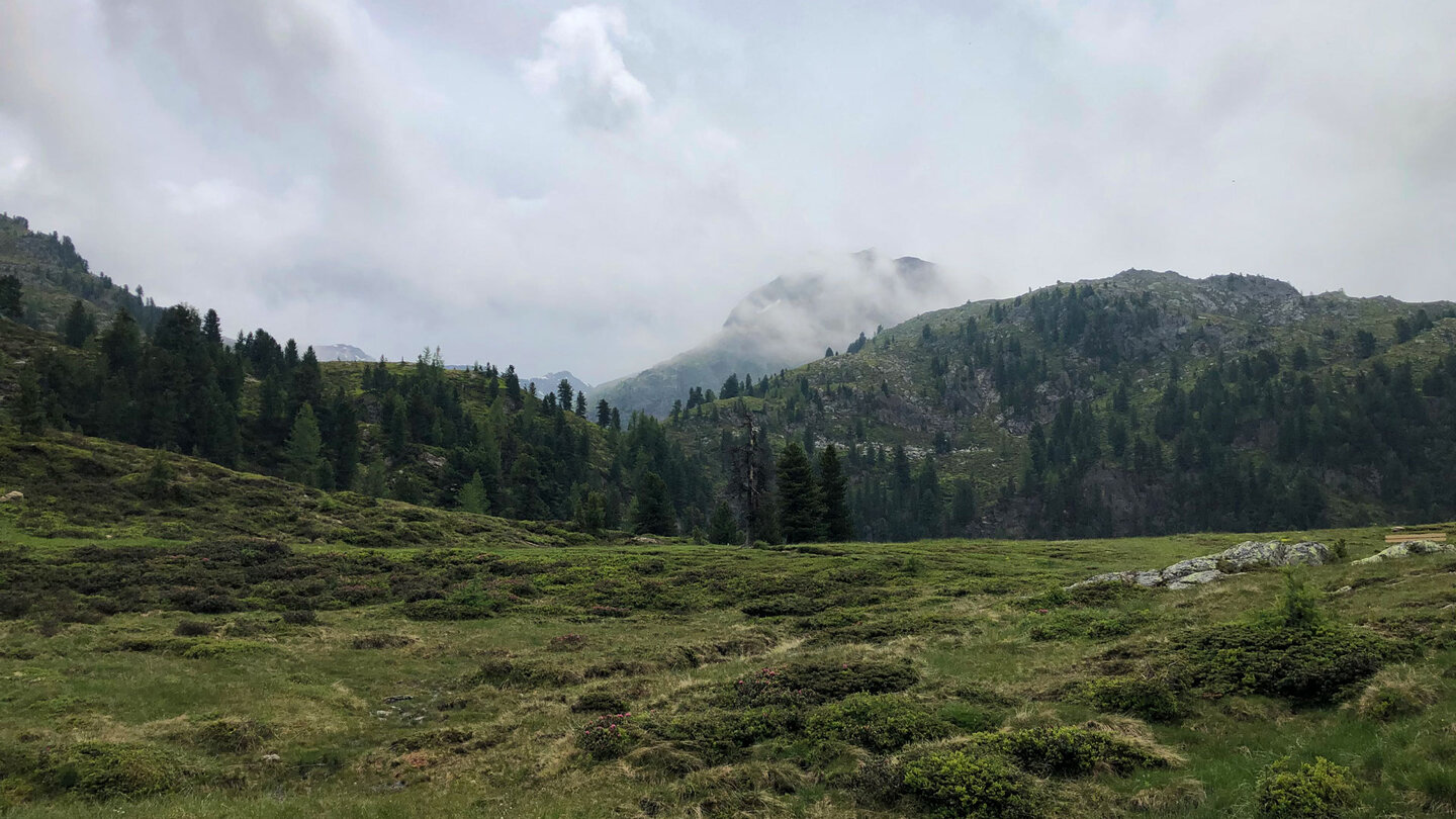 Rote Wand in Wolken gehüllt