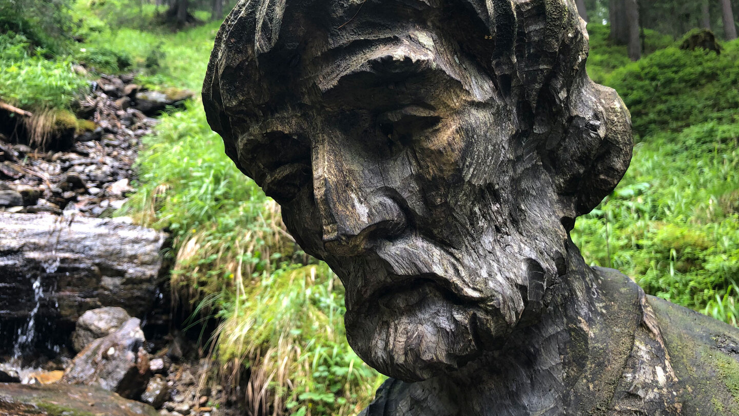 Skulptur des Bettlers von Antholz an der Südseite des Sees