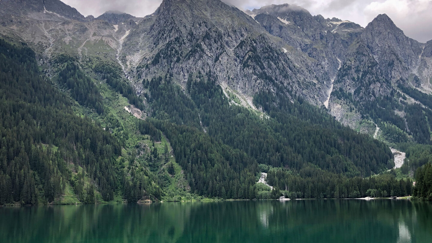 Bergflanken am Antholzer See
