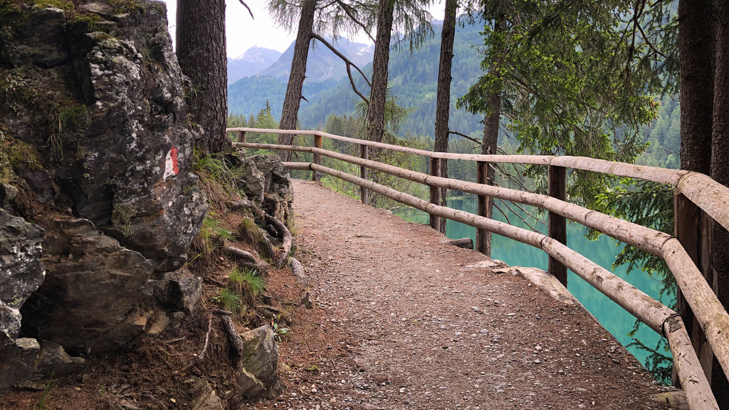 Wanderweg oberhalb des Antholzer Sees