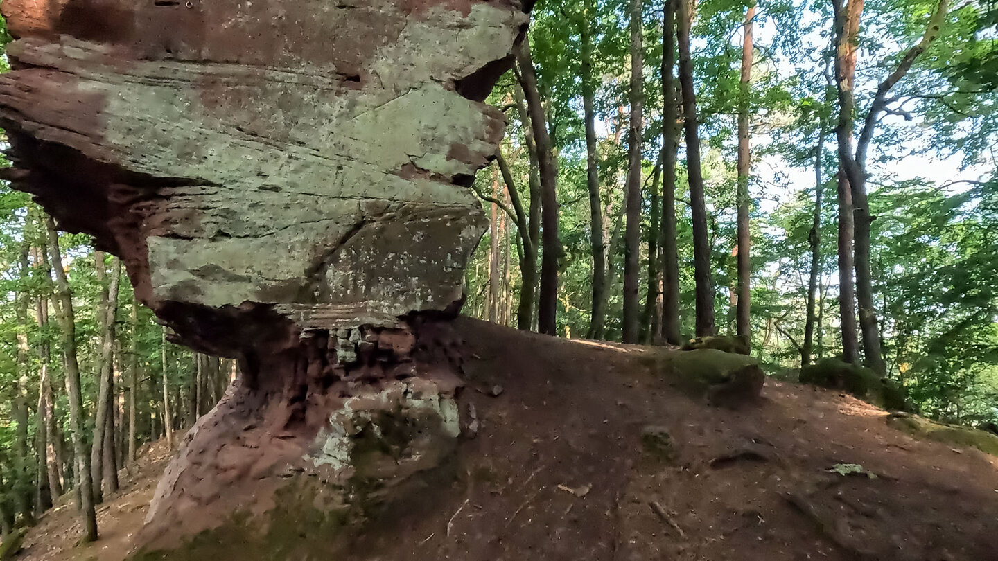 skurile und bizarre Felsen liegen entlang des Wegs skurile und bizarre Felsen liegen entlang des Wegs