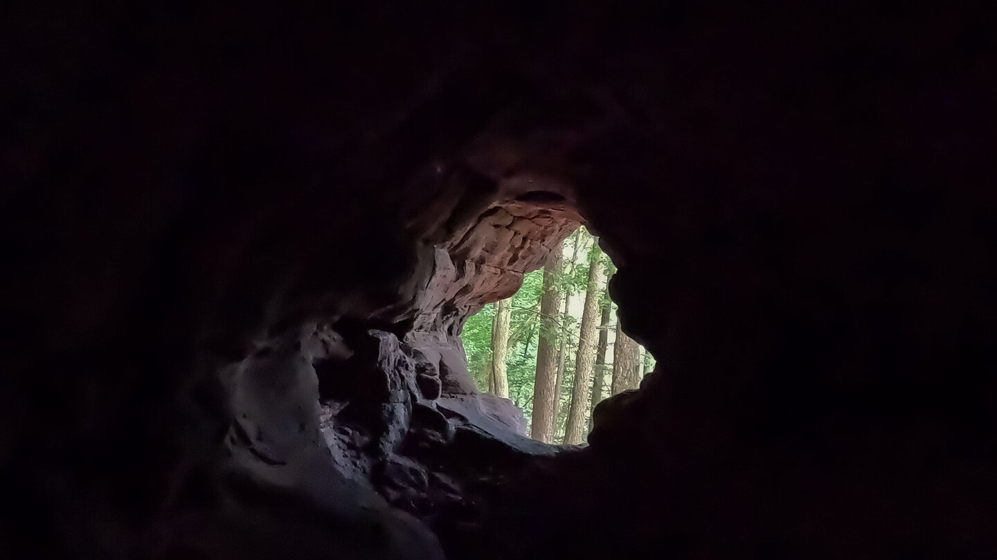 Ein Felsenfenster entlang des Wegs der Geiersteine-Tour Ein Felsenfenster entlang des Wegs der Geiersteine-Tour