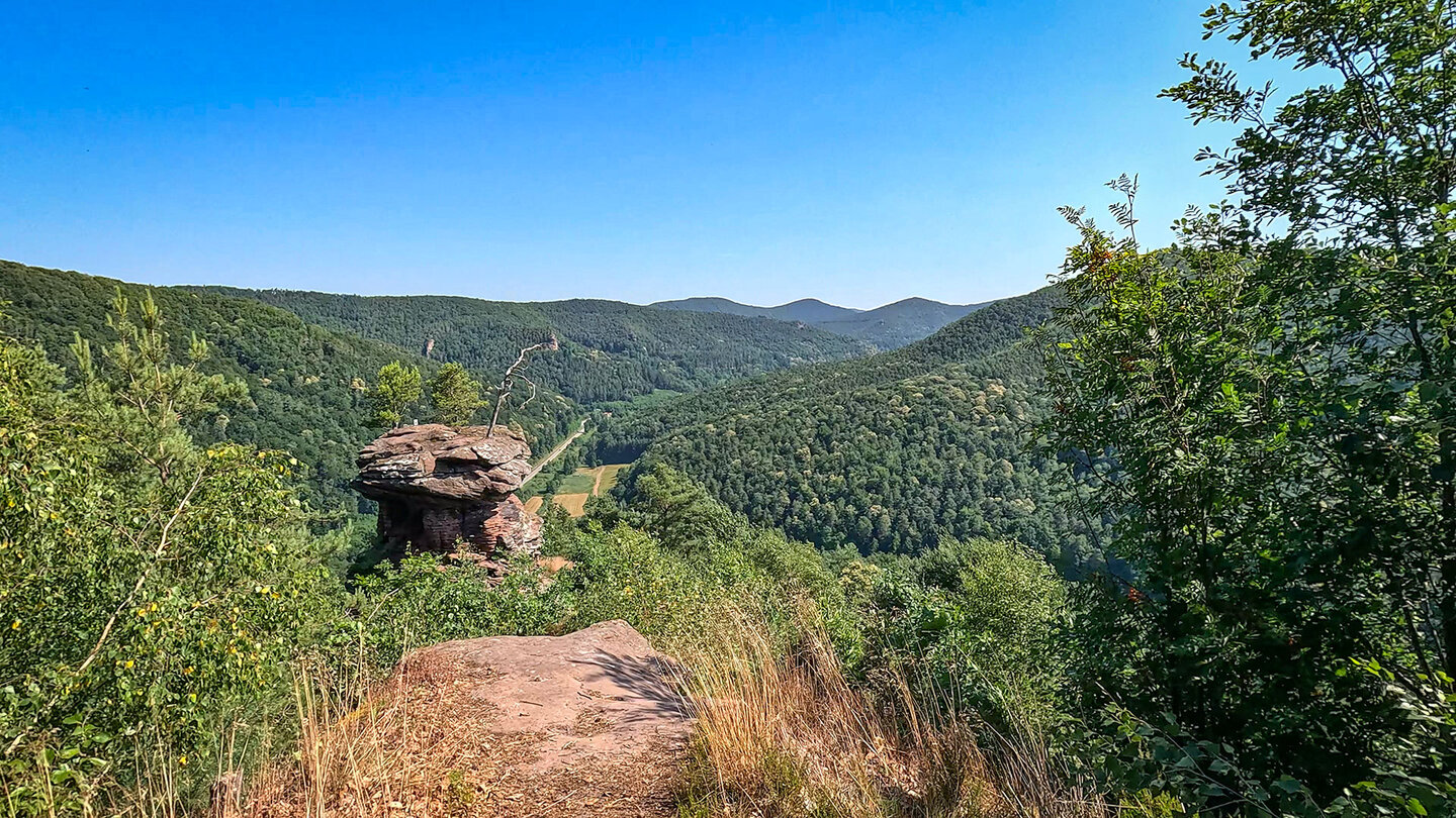 Aussicht auf den Felsen Runder Hut bei Lug Aussicht auf den Felsen Runder Hut bei Lug