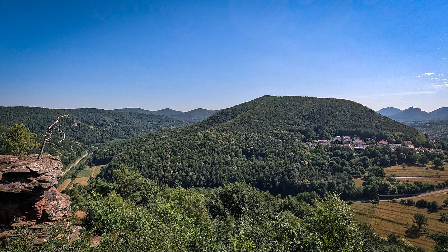 Ausblick auf den Felsen Runder Hut in Richtung Wernersberg Ausblick auf den Felsen Runder Hut in Richtung Wernersberg