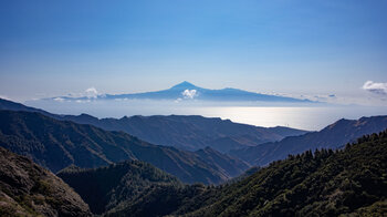 Blick über die Schluchten und Bergzüge der Insel La Gomera bis Teneriffa