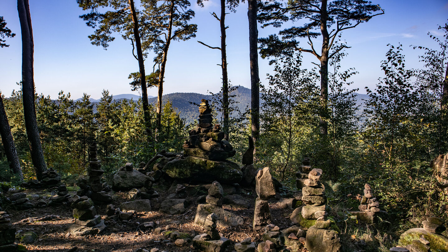 Steinmännchen ragen vor dem Panorama des Pfälzerwalds empor – die Stäämännlhöh' am Burgenweg Klingenmünster.
