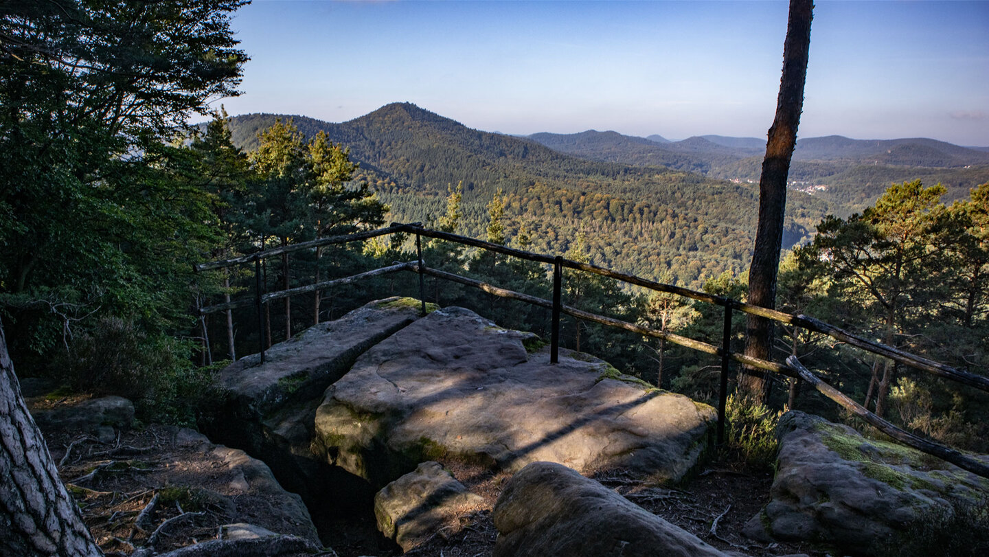 Das gesicherte Felsplateau des Weißen Fels am Klingenmünsterer Burgenweg mit Panoramablick über den Pfälzerwald.