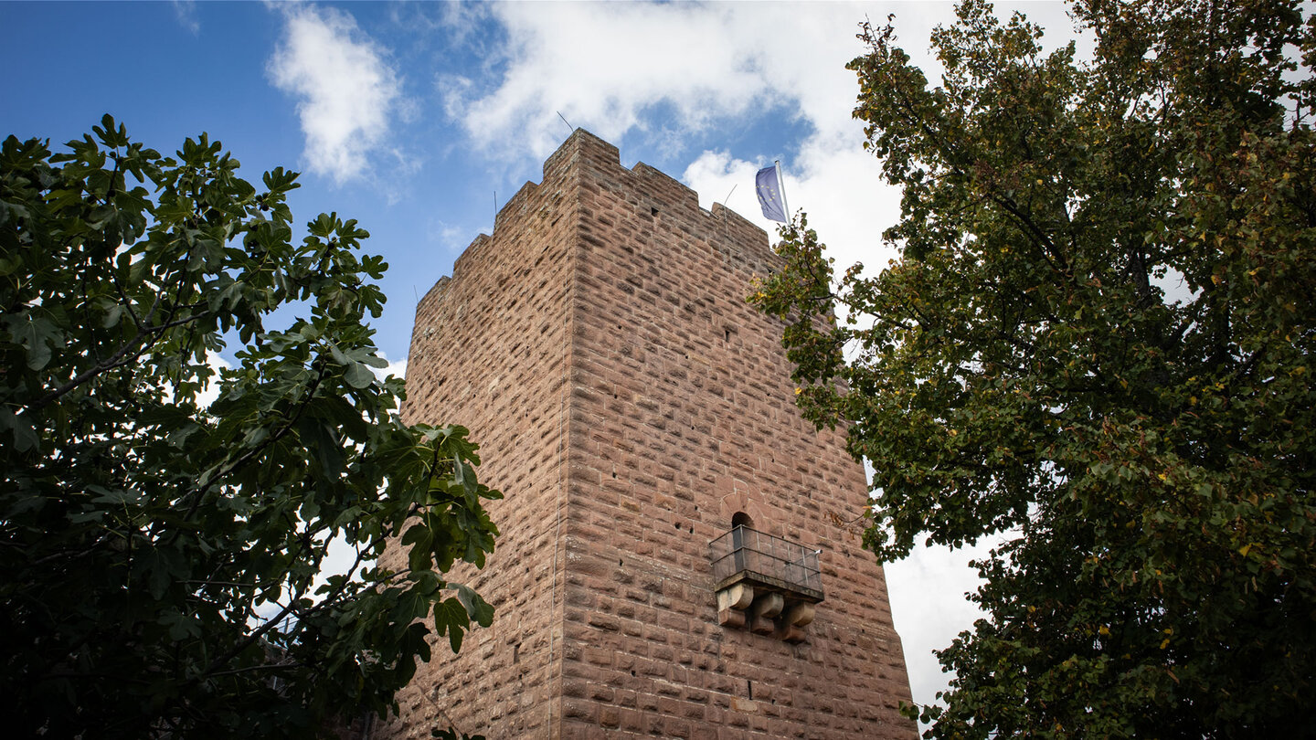 Der staufische Bergfried der Burg Landeck bei Klingenmünster