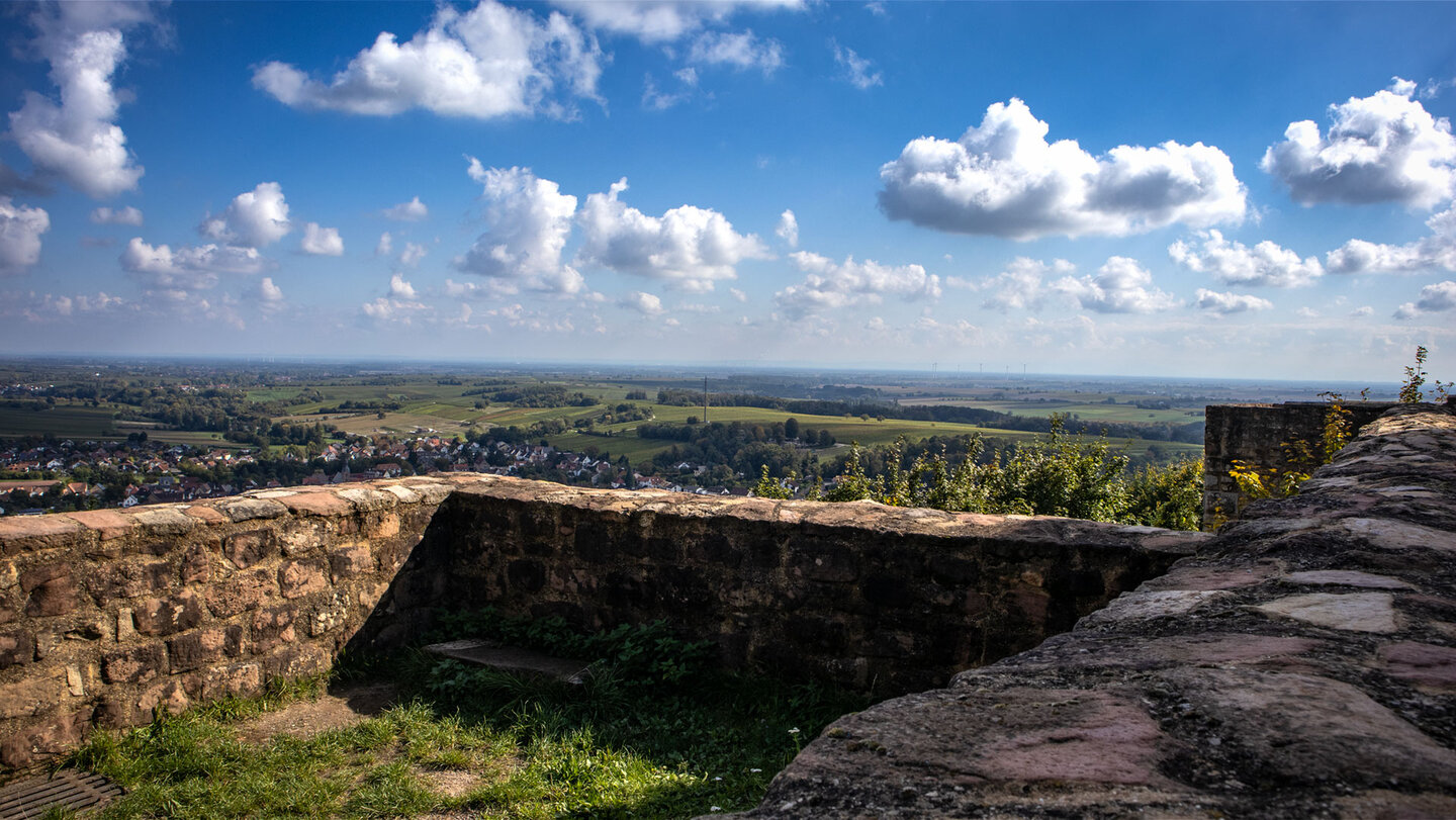 Blick von der Ringmauer der Burg Landeck über Klingenmünster