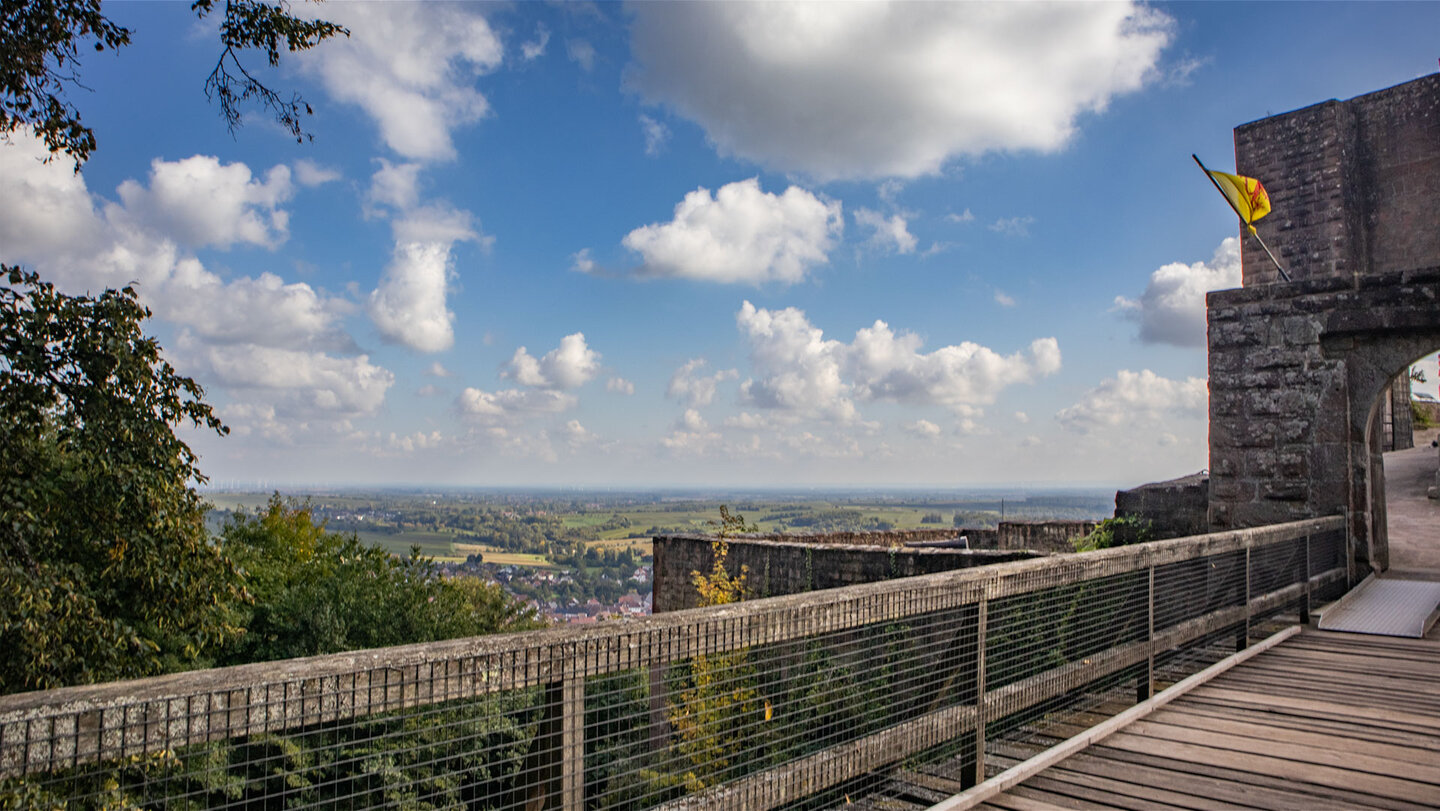Brücke über den Halsgraben der Burg Landeck bei Klingenmünster mit Blick zur Rheinebene.