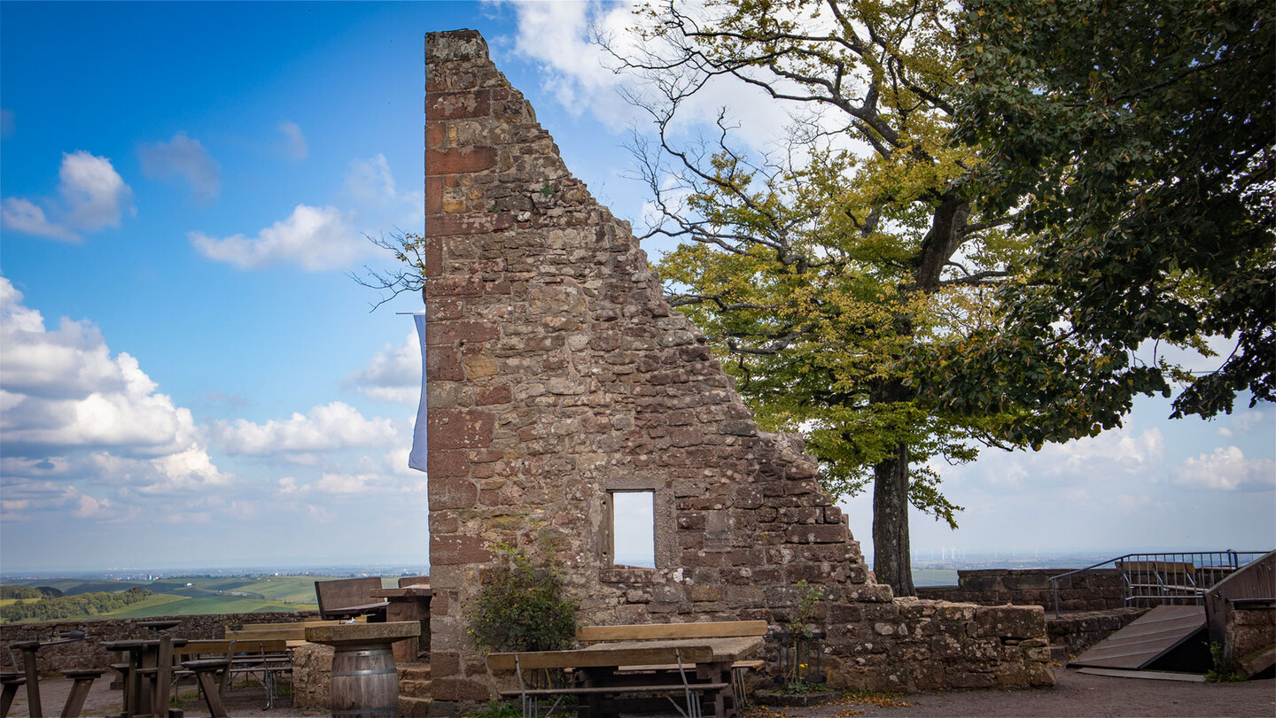 Burghof der Burg Landeck bei Klingenmünster mit Mauerresten