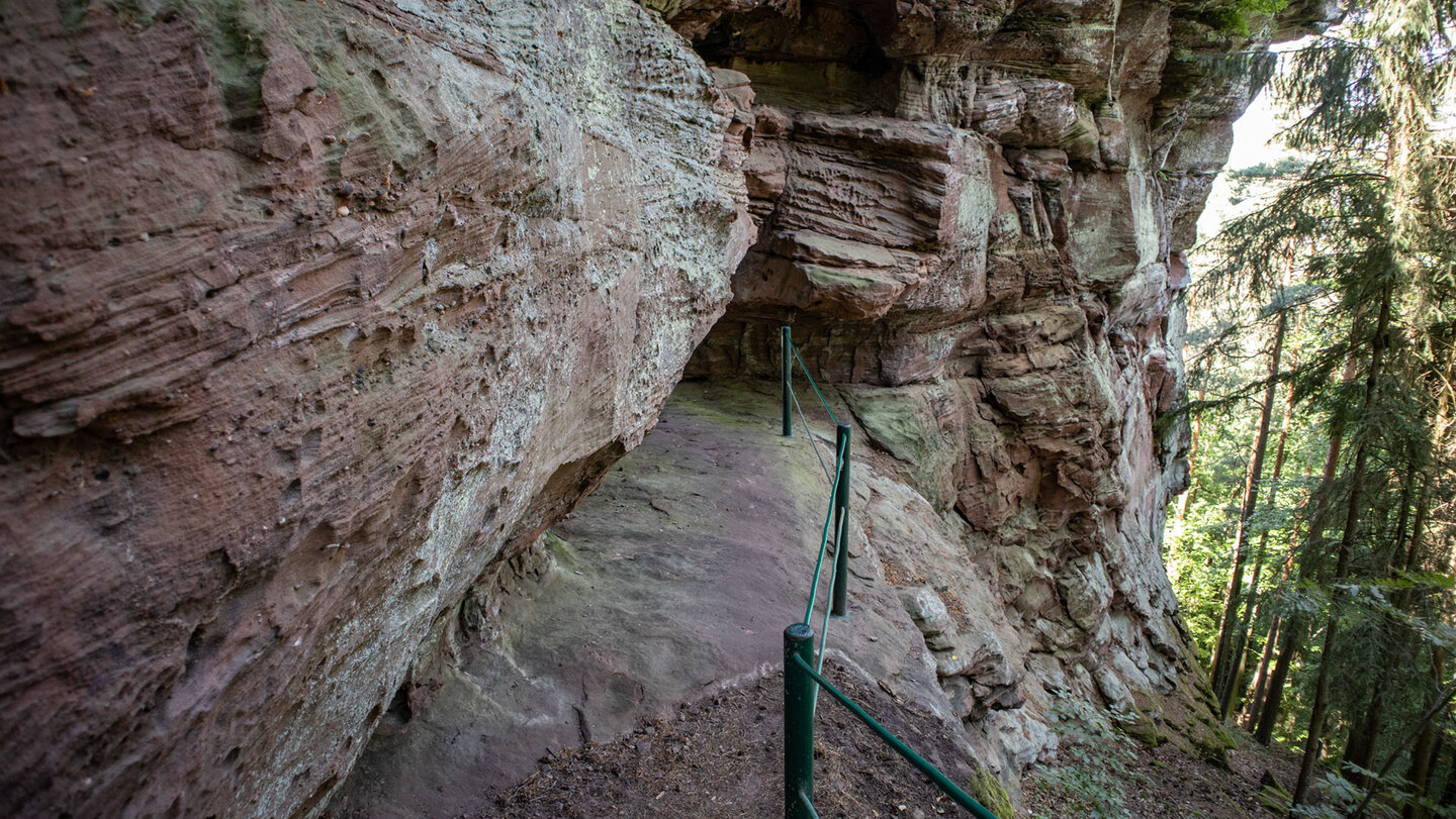 Wanderweg zum Felsentor im Löffelsbergfelsen.