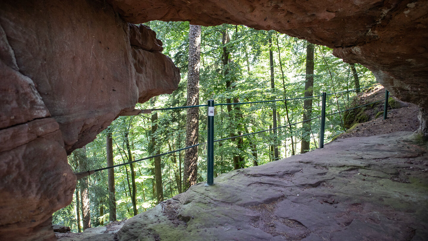 Das natürliche Felsentor im Löffelsbergfels im massigen Buntsandstein.