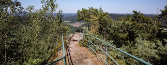 Wanderweg zum Aussichtspunkt auf den Löffelsbergfelsen.