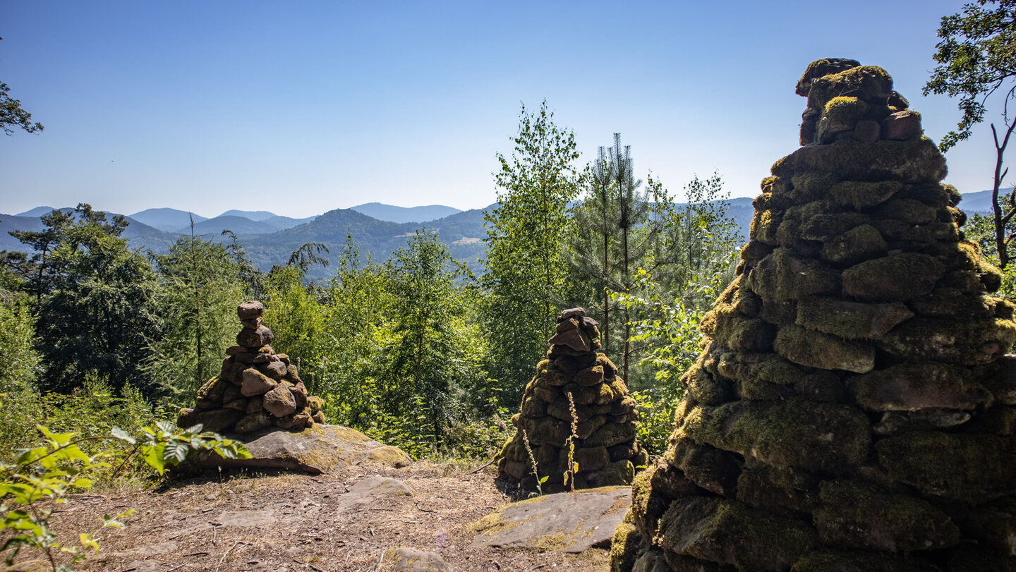 Der Aussichtspunkt am Löffelsberg bietet einen Fernblick über den Pfälzerwald mit seinen zahlreichen bewaldeten Höhenzügen.